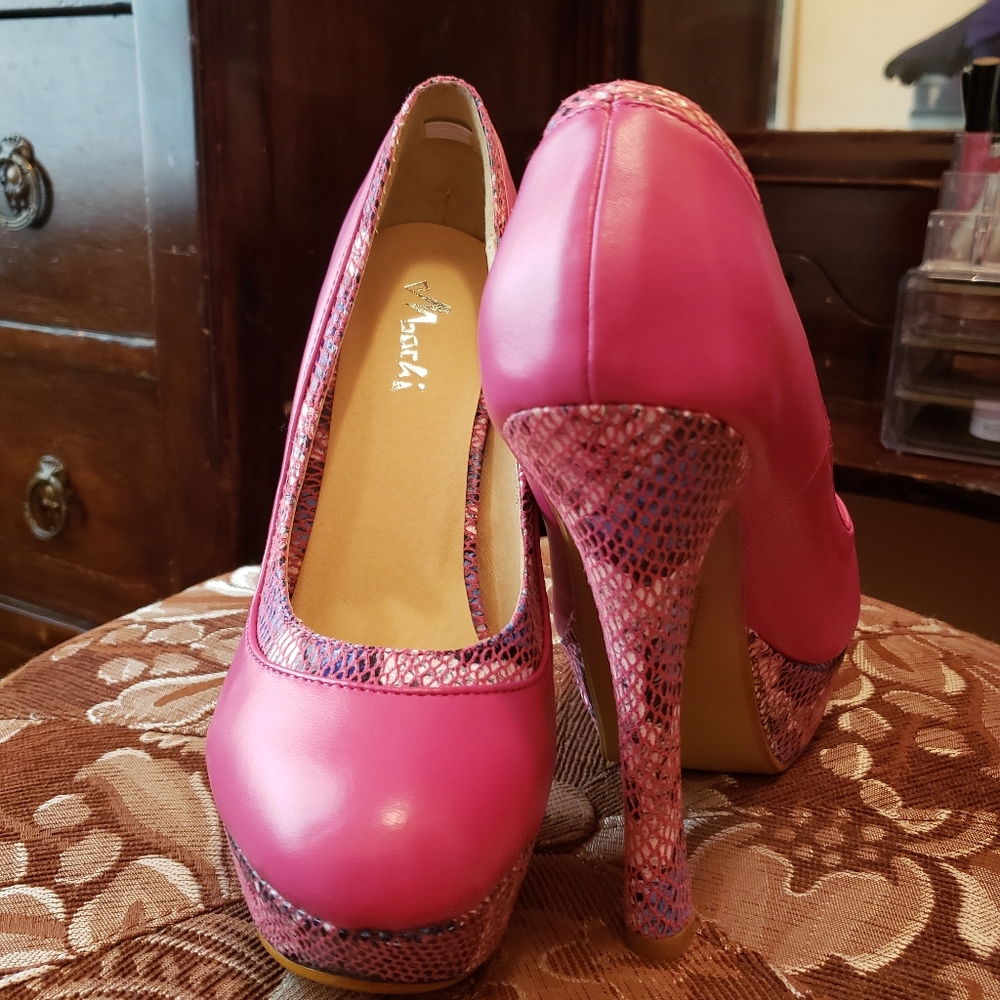 Pink Heals (size 7.5) - Picture 2 of 4